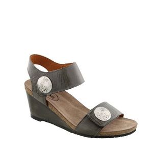 Taos Carousel Black Leather Wedge Sandals Sz 40 9 9.5